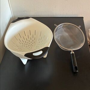White and Black Colander with Strainer Set